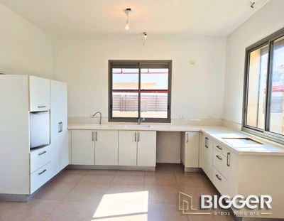 דירת גן במפלס אחד - מגרש גדול