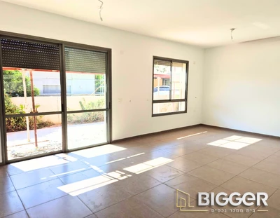 דירת גן במפלס אחד - מגרש גדול