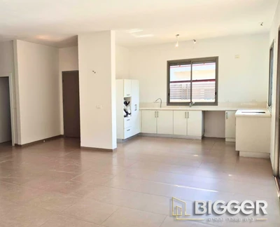 דירת גן במפלס אחד - מגרש גדול